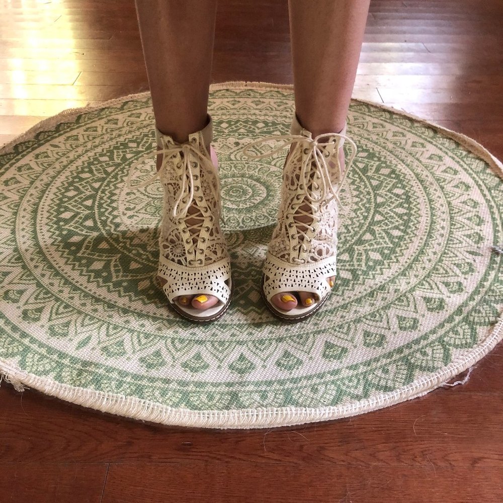 Leila Stone Bohemian Lace-Up Chunky Heel Pumps